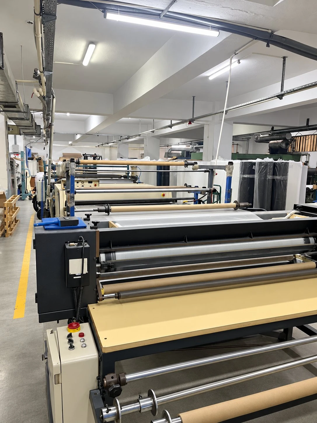 Toz laminasyon ve kaplama makinesinin önden görünümü