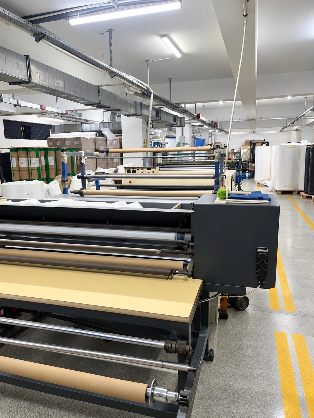 Toz laminasyon makinesinin atölye içindeki görünümü